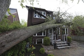 Nach den Sturmschäden am Samstag in der Gegend von Ajax, Ontario, zeigen sich massive Schäden an Eigentum und der Stromausfall, Sonntag, 22. Mai 2022.