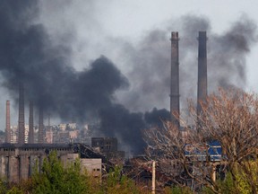 Während des Ukraine-Russland-Konflikts in der südlichen Hafenstadt Mariupol, Montag, 2. Mai 2022, steigt Rauch über dem Azovstal Iron and Steel Works-Werk auf.