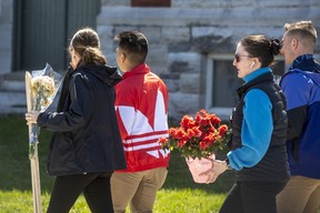 Kadetten tragen am Freitag, den 29. April 2022 Blumen am Royal Military College in Kingston, Ontario. THE CANADIAN PRESS/Lars Hagberg