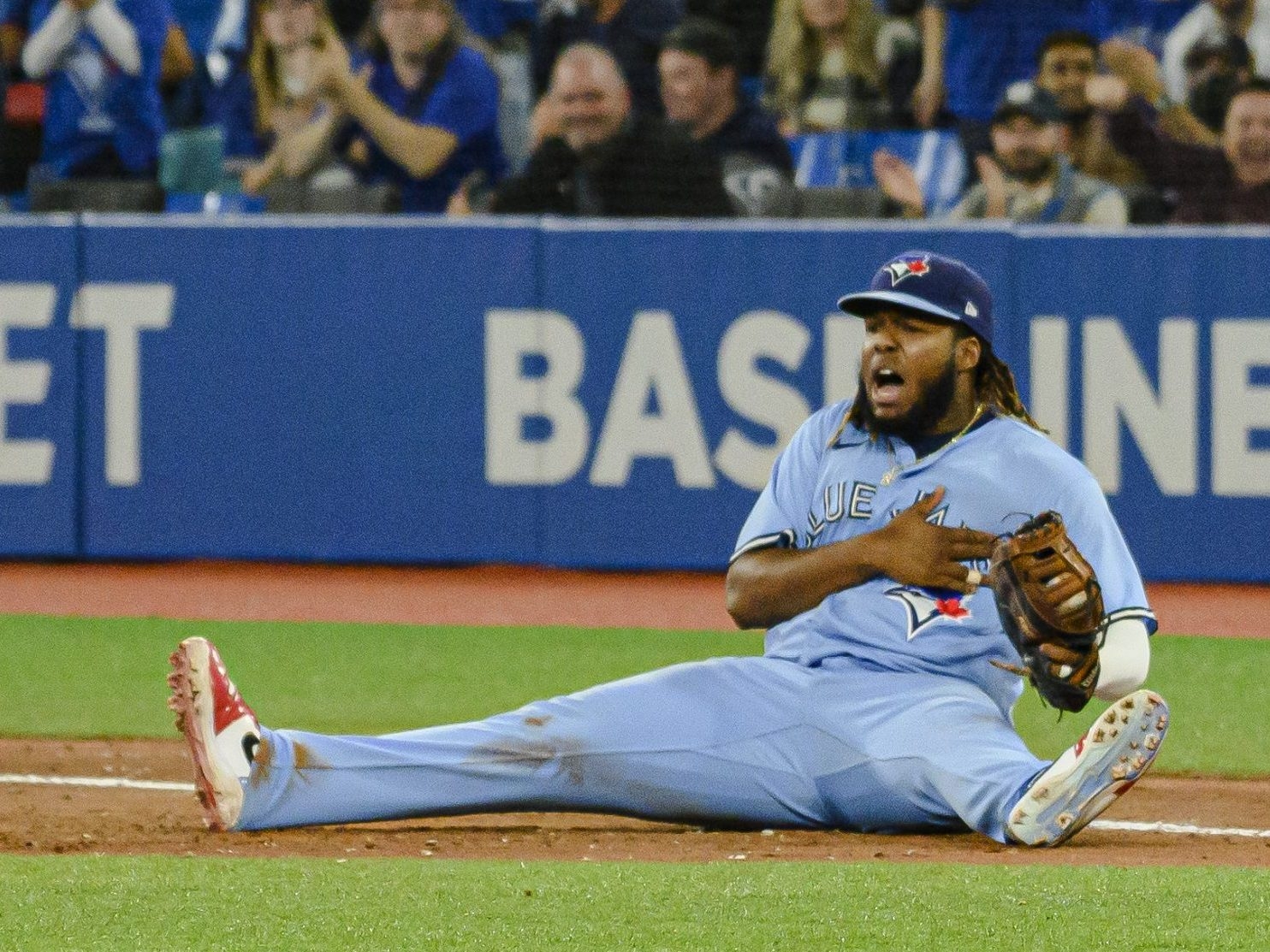 Blue Jays shift Guerrero Jr. across diamond to first base