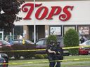 Die Polizei sichert am Samstag, den 14. Mai 2022 in Buffalo, NY, einen Bereich um einen Supermarkt herum, in dem mehrere Menschen bei einer Schießerei getötet wurden