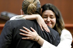 Johnny Depp umarmt Rechtsanwältin Camille Vasquez im Gerichtssaal des Fairfax County Circuit Courthouse in Fairfax, Virginia, Dienstag, 17. Mai 2022.