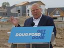 Der Vorsitzende der Konservativen Partei, Doug Ford, spricht während einer Wahlkampfveranstaltung in London, Ontario, Samstag, 21. Mai 2022, am Standort einer neuen Entwicklung im Viertel Glen Cairn.