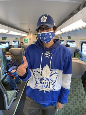 Maple Leafs-Fan Gavin Noronha, 26, zeigt seine Unterstützung.  JOE WARMINGTON/TORONTO SONNE