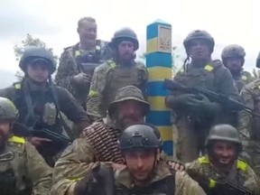 Ukrainische Truppen stehen an der ukrainisch-russischen Grenze in der angeblichen Region Charkiw in der Ukraine in diesem Screenshot, der aus einem am 15. Mai 2022 veröffentlichten Video stammt.