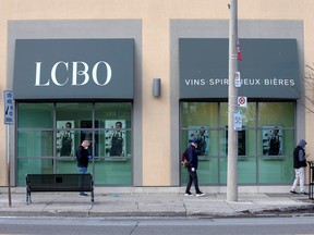 Menschen warten vor dem LCBO, um Alkohol in Toronto zu kaufen, 9. April 2020.