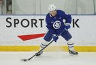 Mitch Marner von Maple Leafs will am Freitag, den 1. April 2022, während des Trainings in Toronto einen Pass machen.