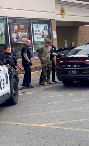 Ein Mann wird nach einer Massenerschießung auf dem Parkplatz des TOPS-Supermarkts festgenommen, in einem Standbild aus einem Social-Media-Video in Buffalo, NY, 14. Mai 2022.