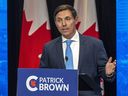 Der konservative Führungskandidat Patrick Brown nimmt am 11. Mai 2022 in Edmonton an der englischen Führungsdebatte der Konservativen Partei Kanadas teil.