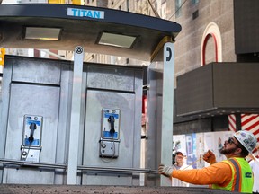 Ein Arbeiter lädt das letzte öffentliche Münztelefon während des Umzugs in der Nähe des Times Square in New York City am 23. Mai 2022 auf einen Lastwagen.
