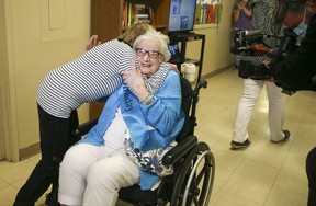 Gerda Cole, 98, trifft am Samstag, 7. Mai 2022, zum ersten Mal ihre Tochter Sonya Grist, 80.