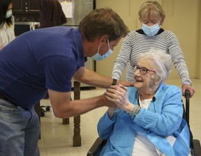 Gerda Cole, 98, trifft am Samstag, den 7. Mai 2022, zum ersten Mal ihre Tochter Sonya Grist, 80, und ihren Enkel Stephen Grist.