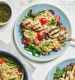 Weekend spaghetti with lemon pesto on scallop skewers - included