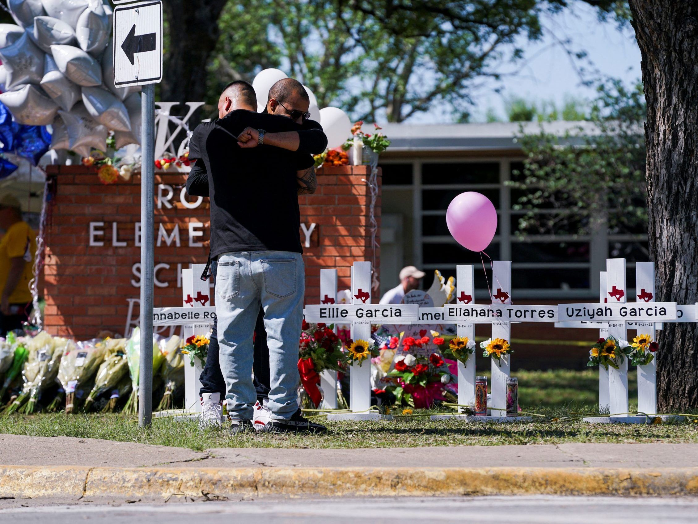 Police face questions over their response to Texas school massacre ...