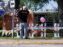 Menschen trauern vor Gedenkkreuzen für die Opfer der Massenerschießung, bei der 19 Kinder und zwei Lehrer vor der Robb Elementary School in Uvalde, Texas, am 26. Mai 2022 ums Leben kamen.