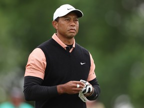 Tiger Woods se tient au 16e trou lors du troisième tour du championnat PGA au Southern Hills Country Club samedi.  Woods a tiré un 79 de neuf au-dessus de la normale, le pire score de sa carrière dans ce championnat majeur.