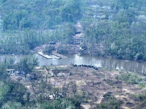 Eine Luftaufnahme von verbrannten Fahrzeugen und den Überresten einer scheinbar provisorischen Brücke über den Fluss Siverskyi Donets in der Ostukraine in diesem am 12. Mai 2022 hochgeladenen Handout-Bild.