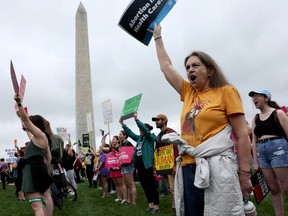 La manifestante du droit à l'avortement Karen Tingstad du Minnesota participe à des manifestations à l'échelle nationale à la suite de la fuite de l'avis de la Cour suprême suggérant la possibilité d'annuler la décision Roe v. Wade sur le droit à l'avortement, à Washington, le 14 mai 2022.