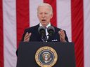 US-Präsident Joe Biden spricht während der Kranzniederlegung und Gedenkzeremonie am 154. National Memorial Day zu Ehren der Gefallenen Amerikas auf dem Arlington National Cemetery in Arlington, Virginia, am 30. Mai 2022.