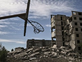 Dieses am 25. Mai 2022 aufgenommene Foto zeigt eine Gesamtansicht eines zerstörten Gebäudes nach einem Streik in Kramatorsk in der ostukrainischen Region Donbass.