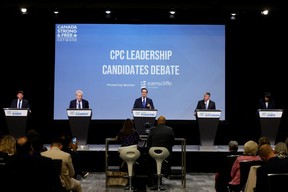 Die Führungskandidaten der Konservativen Partei Kanadas, Roman Baber, Jean Charest, Pierre Poilievre, Scott Aitchison und Leslyn Lewis debattieren auf der Canada Strong and Free Networking Conference in Ottawa, 5. Mai 2022.