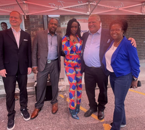 (De gauche à droite) le ministre des Finances de l'Ontario, Peter Bethlenfalvy, le propriétaire du restaurant Courtney Anderson, la cliente du restaurant Stephanie, le premier ministre Doug Ford et le candidat PC d'Ajax Patrice Barnes au Courtney's Restaurant and Bar à Ajax le jeudi 5 mai 2022.