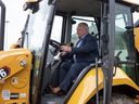 Der Premierminister von Ontario, Doug Ford, posierte am ersten Tag des Wahlkampfs in Ontario (4. Mai 2022) für ein Foto auf einer Baustelle in Brampton. 