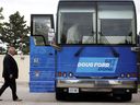 Le chef progressiste-conservateur de l'Ontario, Doug Ford, monte à bord de son autobus alors qu'il quitte une conférence de presse au centre de formation HVAC-R à Brampton, en Ontario.  Mercredi 25 mai 2022 à Toronto.
