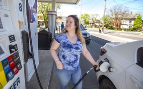Vanessa Ferrer tankt an der Pioneer-Tankstelle in der Gerrard St. E., in der Nähe der Main St. in Toronto, Ontario. am Samstag, 14. Mai 2022.