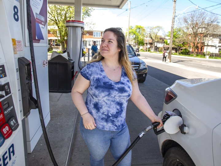  Vanessa Ferrer fills up at the Pioneer gas station on Gerrard St. E., near Main St. in Toronto, Ont. on Saturday, May 14, 2022.