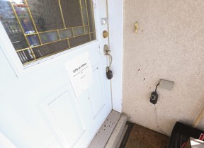 Nach einer Hausinvasion und Schüssen auf ein Stadthaus am David Dunlap Circle in Don Mills war Blut an der Tür, den Türklingeln und den Eingangsstufen eines Nachbarhauses zu sehen 21., 2022.