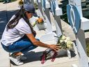 Meghan Markle, die Frau von Prinz Harry, legt am 26. Mai 2022 Blumen nieder, während sie an einem provisorischen Denkmal vor dem Uvalde County Courthouse in Uvalde, Texas, trauert. 
