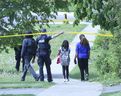 Ein Mann mit einem Gewehr wurde am Donnerstag, dem 26. Mai 2022, von der Polizei in der Gegend von East Ave. und Lawrence Ave. erschossen. 
