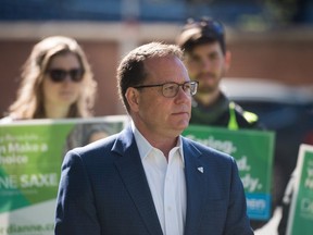 Le chef du Parti vert de l'Ontario, Mike Schreiner, assiste à une conférence de presse à Bloor-Bedford Parkette à Toronto dans le cadre de sa tournée électorale, le mardi 17 mai 2022.