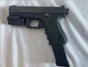Ein von der Polizei von Toronto veröffentlichtes Bild einer geladenen Glock-Pistole, die angeblich während des Projekts Tyga beschlagnahmt wurde.