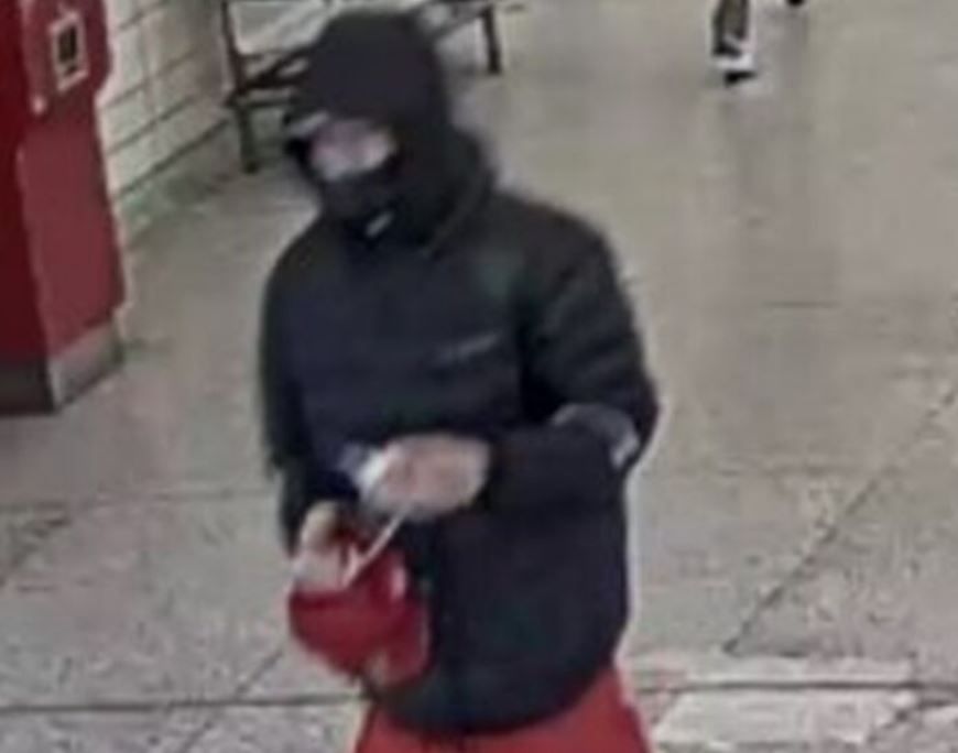 Suspects Sought After Man Stabbed, Robbed Near Main St. Subway Station ...