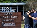 Menschen versammeln sich an der Robb Elementary School, dem Schauplatz einer Massenerschießung in Uvalde, Texas, USA, 25. Mai 2022.  