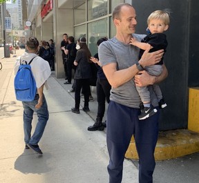 Braden Fox und Sohn Ethan warten darauf, Pässe zu bekommen.  Scott Laurie/Toronto Sun