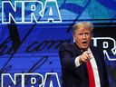 Der frühere US-Präsident Donald Trump gestikuliert während der Jahrestagung der National Rifle Association (NRA) in Houston, Texas, am 27. Mai 2022.