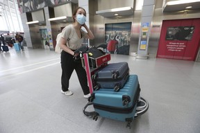 Die internationale Studentin Alexandri Tsoy traf für ihren Flug nach Kasachstan mehr als vier Stunden zu früh am Flughafen Pearson ein.  JACK BOLAND/TORONTO SONNE