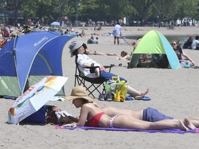 Die Menschen genießen am Sonntag, den 29. Mai 2022, das sonnige Wetter am Woodbine Beach in Toronto.