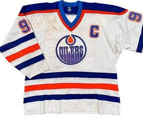 Wayne Gretzky's 1988 Oilers Stanley Cup sweater has $500Gs bid - Toronto Sun 3 COMPLETE WITH CHAMPAGNE STAINS: Wayne Gretzky’s 1988 Oilers sweater worn in his final game in Edmonton. GRAY FLANNEL AUCTIONS