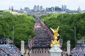 Mitglieder der Öffentlichkeit füllen The Mall vor einem Vorbeiflug über den Buckingham Palace während Trooping The Colour am 2. Juni 2022 in London.  (Foto von Paul Ellis – WPA Pool/Getty Images)