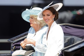 Camilla, Herzogin von Cornwall, und Catherine, Herzogin von Cambridge, fahren in einer Kutsche während der Trooping the Colour-Parade am 2. Juni 2022 in London.  (Foto von Chris Jackson – WPA Pool/Getty Images)