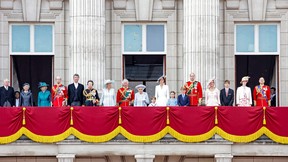 (3L-R) Prinz Edward, Herzog von Kent, Timothy Laurence, Prinzessin Anne, Prinzessin Royal, Camilla, Herzogin von Cornwall, Prinz Charles, Prinz von Wales, Königin Elizabeth II., Prinz Louis von Cambridge, Catherine, Herzogin von Cambridge, Prinzessin Charlotte von Cambridge, Prinz George von Cambridge, Prinz William, Herzog von Cambridge, Sophie, Gräfin von Wessex, James, Viscount Severn, Lady Louise Windsor und Prinz Edward, Earl of Wessex auf dem Balkon des Buckingham Palace beobachten die Flugpast der RAF während des Trooping die Colour Parade am 2. Juni 2022 in London, England.  (Foto von Chris Jackson/Getty Images)