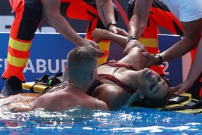 Anita Alvarez vom Team United States wird am 22. Juni 2022 im Alfred Hajos National Aquatics Complex in Budapest, Ungarn, von medizinischem Personal betreut, nachdem sie am sechsten Tag der FINA-Weltmeisterschaften 2022 in Budapest im Solo-Free-Finale der Frauen aufgetreten ist. (Foto von Dean Mouhtaropoulos/Getty Images)