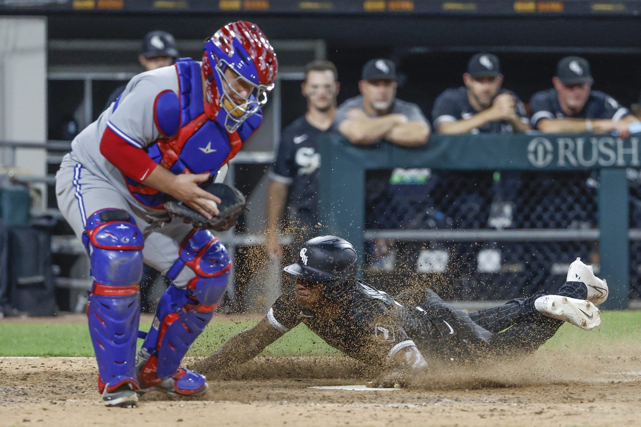 White Sox' four blasts, one bloop lead to walk-off win over Red