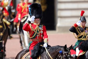 Prinz William, Herzog von Cambridge, in seiner Rolle als Colonel der Irish Guards, und Prinzessin Anne, Princess Royal, in ihrer Rolle als Colonel der Blues and Royals, grüßen von ihren Pferden während der Geburtstagsparade der Königin, Trooping the Colour, im Rahmen der Feierlichkeiten zum Platin-Jubiläum von Königin Elizabeth II. in London am 2. Juni 2022. (Foto von CHRIS JACKSON/POOL/AFP via Getty Images)