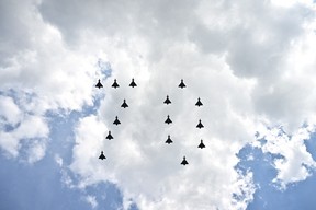 Kampfjets der britischen RAF (Royal Air Force) fliegen in Formation, um die Zahl „70“ während eines besonderen Vorbeiflugs vom Balkon des Buckingham Palace nach der Geburtstagsparade der Königin, Trooping the Colour, im Rahmen der Feierlichkeiten zum Platin-Jubiläum von Königin Elizabeth II. zu bilden London am 2. Juni 2022. (Foto von BEN STANSALL/AFP via Getty Images)