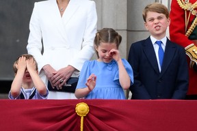 Prinz Louis (L), Prinzessin Charlotte und Prinz George reagieren, als sie am 2. Juni 2022 vom Balkon des Buckingham Palace in London einen besonderen Vorbeiflug beobachten. (Foto von DANIEL LEAL/AFP via Getty Images)